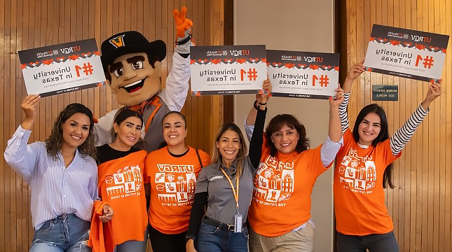 金沙中国 mascot, students and 工作人员 holding #1 University in Texas signs.